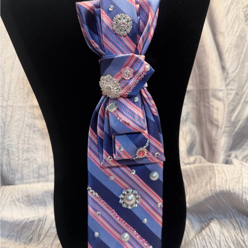 Elegant Striped Brooch-Embellished tie necklace. - Picture 3 of 6